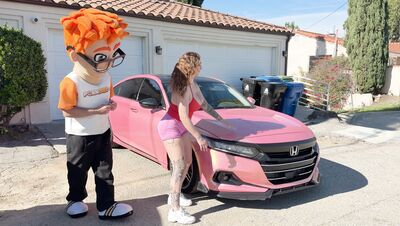 Porn Dude Peeks Under Avalon Mira’s Hood