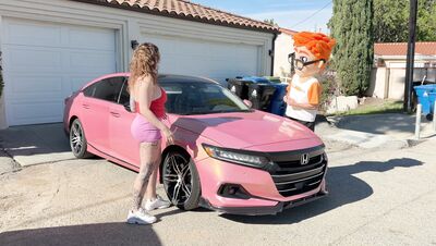 Porn Dude Peeks Under Avalon Mira’s Hood