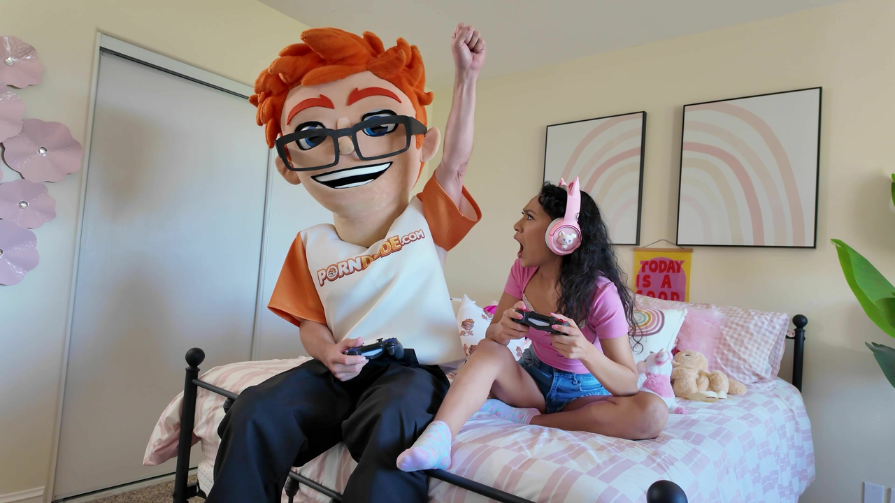 Gamer Girl Sarah Lace Grinds With Porn Dude