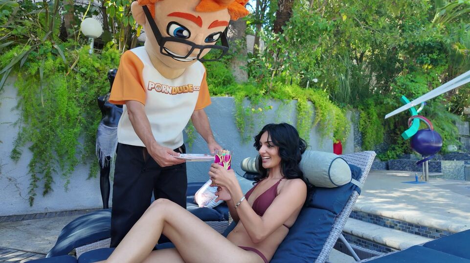 Laynee James Gets the 5-Star Treatment from Porn Dude