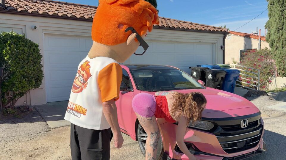 Porn Dude Peeks Under Avalon Mira’s Hood