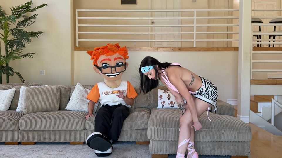 Alexa Chains Gets Ready with Porn Dude